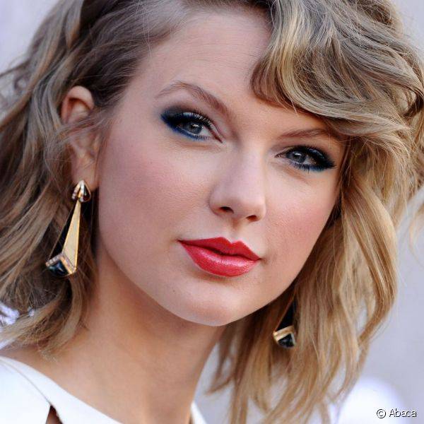 O visual de Taylor Swift atraiu olhares no evento. A cantora apostou no batom vermelho e olhos com sombra azul esfumada na p?lpebra m?vel e nos c?lios inferiores